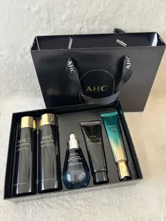 AHC luxusní dárková sada Black Caviar + Hyaluron – 5 produktů