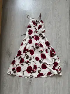 Bílé šaty s růžičkami