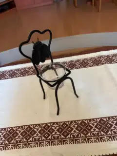 Dekorativní kovový svícen ve tvaru židle s motivem včely