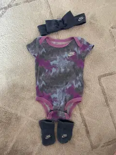 Body, čelenka a ponožky.